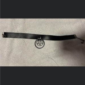 Black leather o ring pentagram choker